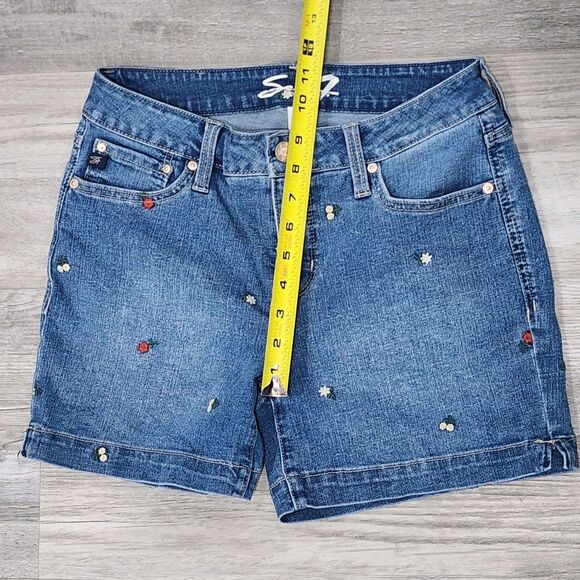 Seven7 Shorts Women’s  Blue Denim Weekend Short Embroidered Floral Sizes 4 - Picture 5 of 10